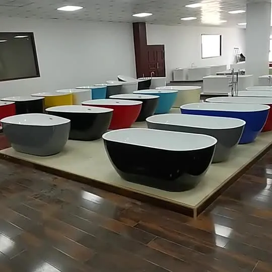 Vasca da bagno acrilica indipendente sulla parete, bagno moderno